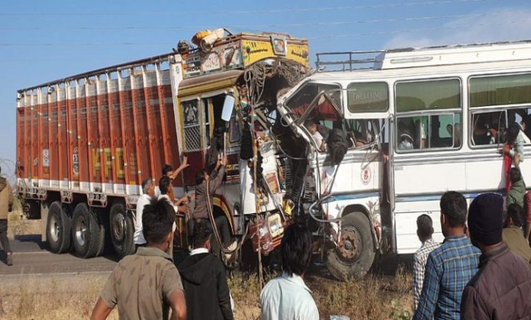 बस और ट्रक की आमने-सामने हुई जबरदस्त भिड़ंत: 5 लोगों की मौत, 24 घायल