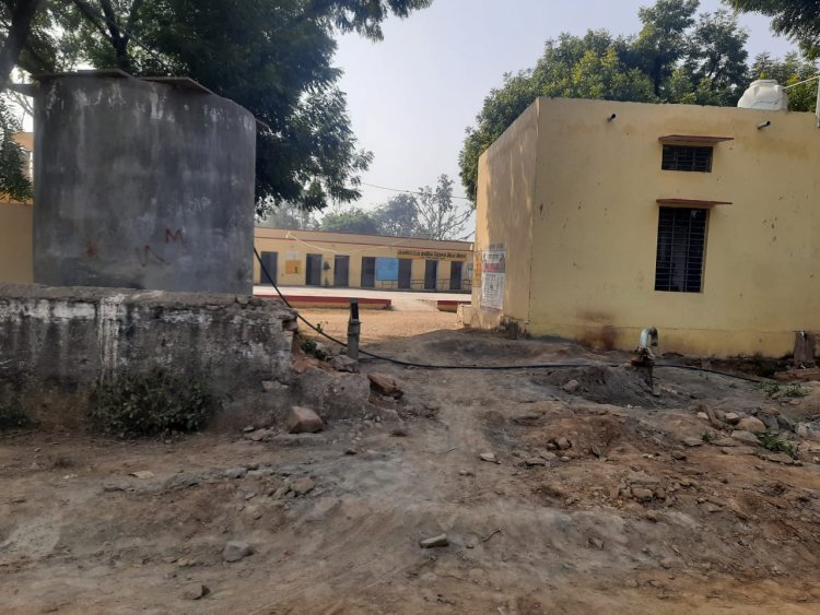 लापरवाही: ग्राम पंचायत व जलदाय विभाग द्वारा 9 माह पूर्व तोड़ी गई सरकारी स्कूल की दीवार, शिकायतों के बाद भी जिम्मेदार अधिकारी कर रहे लीपापोती