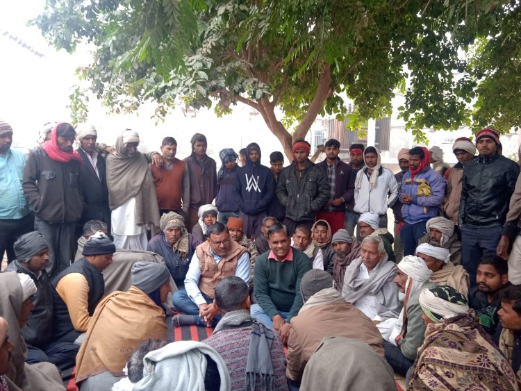 विद्युत सप्लाई नही होने पर गुस्साए ग्रामीणों ने विधायक और सांसद के खिलाफ जमकर की नारेबाजी