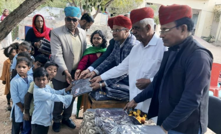 विद्यार्थियों को स्वेटर वितरित कर मनाई विवेकानंद जयंती