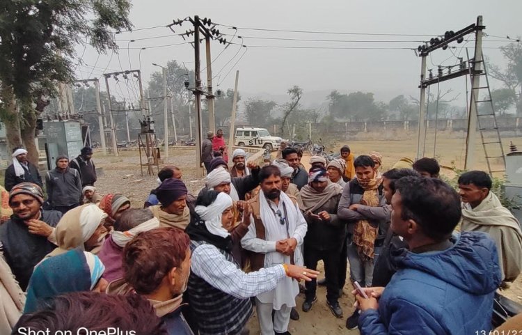 भनोखर में 15 दिन से विद्युत व्यवस्था ठप:  ग्रामीणों व किसानों ने बिजली घर पर किया धरना प्रदर्शन