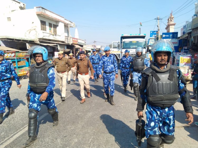 रैपिड एक्शन फोर्स और पुलिस दल ने रामगढ क्षेत्र के अति संवेदनशील क्षेत्र अलावडा में फ्लैग मार्च निकाल भौगोलिक स्थिति का लिया जायजा