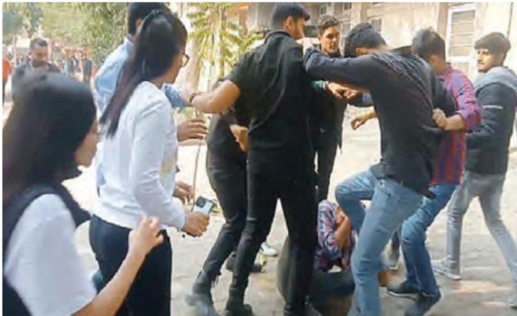 महारानी कॉलेज के कार्यक्रम में छात्रसंघ अध्यक्ष निर्मल चौधरी से मारपीट: एबीवीपी के अरविंद जाजड़ा ने मंच से धक्का मार कर गिराया,  दोनों नेताओं के समर्थक भिड़े