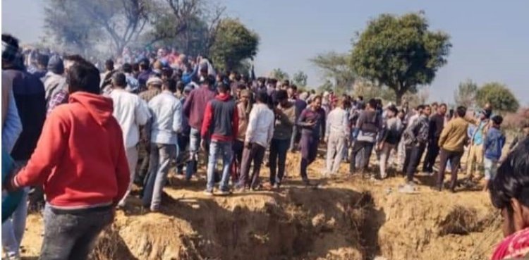 भरतपुर जिले मे उच्चैन के पिंगोरा के समीप सेना का प्लेन क्रैश: जमीन मे हुआ करीब 7 फीट गहरा गड्‌ढा
