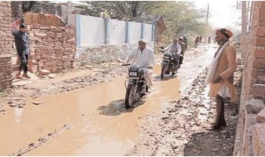 सडक बनी दरिया: आम रास्ते में जमा कीचढ़ से आमजन परेशान