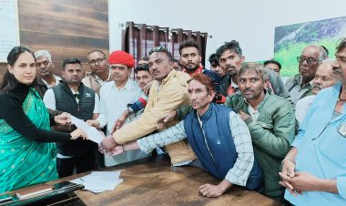 कजावा मे बेमौसम अतिवृष्टि एवं ओलावृष्टि से फसलों मे हुए नुकसान के मुवावजे की मांग को लेकर ज्ञापन सौंपा