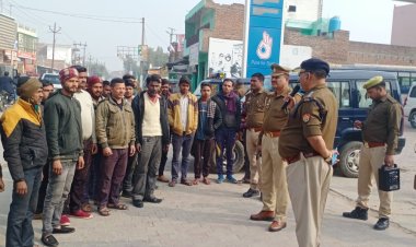 लाउडस्पीकर से यातायात नियमों के प्रति जागरूक करते दिखे दातागंज सीओ कर्मवीर सिंह