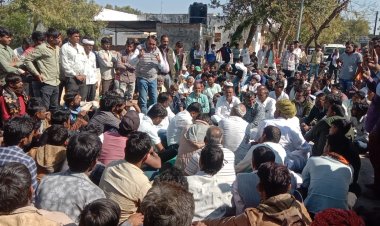 हादसे को लेकर छावनी बना जहाजपुर:  शक्करगढ़ थानेदार को निलंबित की मांग लेकर उपखंड कार्यालय के बाहर धरना