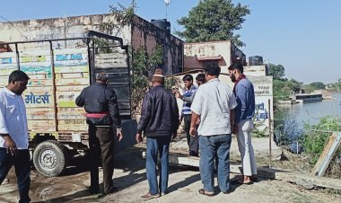 खुली पड़ी नालियां प्रशासन बना मूक दर्शक: युवाओं ने पहल कर नालियों को ढका