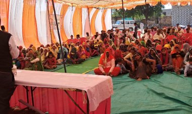 कृषि विज्ञान केंद्र नौगांवा द्वारा गुजरपुर गांव में पशु चिकित्सा शिविर का किया आयोजन