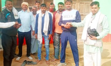 प्रधानमंत्री नरेंद्र मोदी की सभा में शामिल होने के लिए ग्रामीणों को बांटे पीले चावल