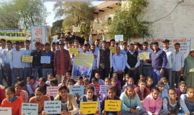 बच्चों के हाथ में सड़क सुरक्षा के पोस्टर देकर समझाई जान की कीमत