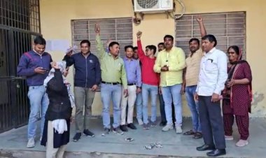 मंत्रालियक कर्मचारियों ने बजट में कर्मचारी कल्याण पृष्ठ की होली जलाकर किया  विरोध प्रदर्शन