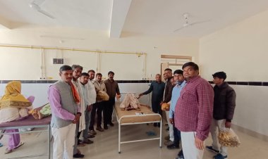 विधायक के जन्मदिवस के उपलक्ष्य में नौगावा भाजपा कार्यकर्ताओं ने फल किए वितरित