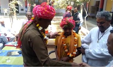 दीनदयाल ने मोबाइल फोन लौटा कर दिया ईमानदारी का परिचय: थानाधिकारी ने माला व साफा पहनाकर किया सम्मान