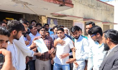 जुनेद व नासिर के साथ हुई घटना के विरोध में मुस्लिम समाज रामगढ़ के लोगों ने मुख्यमंत्री के नाम एसडीएम को सौंपा ज्ञापन