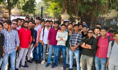 छात्र-छात्राओं की समस्याओं को लेकर प्राचार्य का किया घेराव