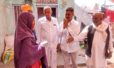 करंट से मृत्यु होने पर पीड़ित परिवार को इंद्रपुरा ने दी पचास हजार रुपयों की आर्थिक सहायता