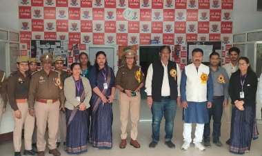 बदायूँ में महिला इंस्पेक्टर ने छात्राओं को सिखाए सेल्फ डिफेंस के तरीके : महिला सशक्तिकरण अभियान के तहत कॉलेज में आयोजित हुआ कार्यक्रम