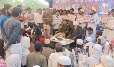 घाटमीका धरना स्थल समझाइस करने पहुचे पुलिस व प्रशासन के अधिकारी: बोले - क्षेत्र का माहोल नही होने देगे खराब