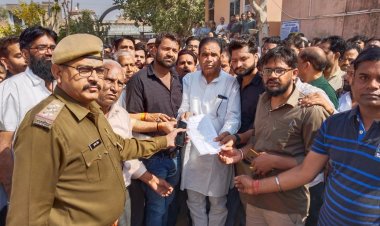 व्यापारी पर फायरिंग को लेकर बाजार बंद:व्यापारियों ने रैली निकालकर थानाधिकारी को सौंपा ज्ञापन