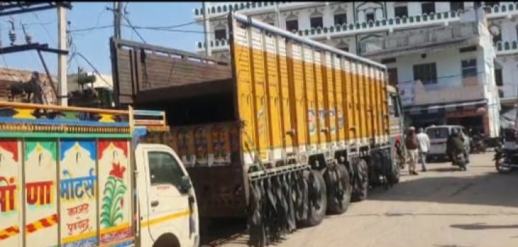 रेलवे फाटक पर पुलिस की कार्यवाही:ट्रक मे निर्दयता से ठूंसठूंस कर भरे 39 पशु कराए मुक्त, चालक गिरफ्तार