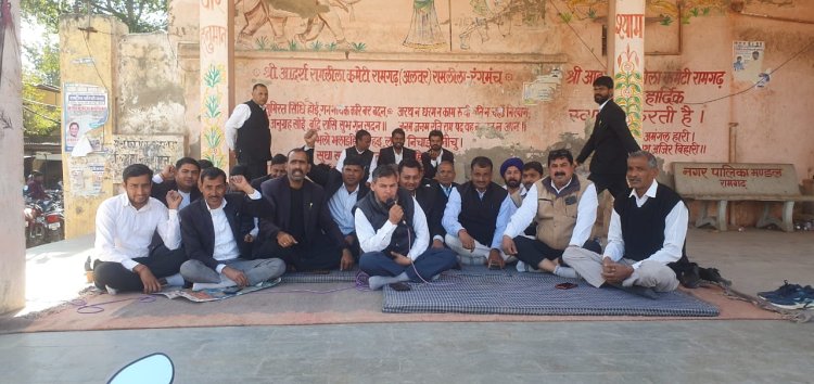 रामगढ़ मे एडीजे कोर्ट की मांग को लेकर धरने पर बैठे अधिवक्ता: विधायक व राजस्थान सरकार के खिलाफ की जमकर नारेबाजी