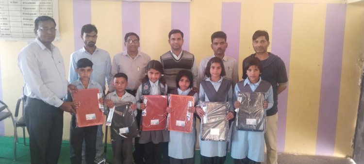 मीरका बसई के सरकारी स्कूल मे क्विज प्रतियोगिता के विजेताओ को किया गया पुरस्कृत