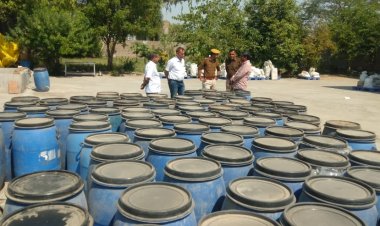 शुद्ध के लिए युद्ध अभियान के तहत बड़ी कार्यवाही:फैक्ट्री से 37 हजार किलोग्राम फंगस लगा अचार जब्त