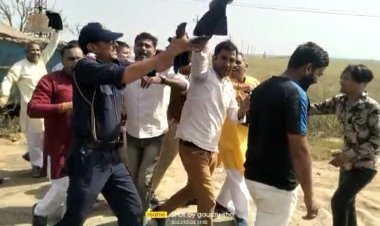 घाटमीका चौराहे पर  काले झण्डे फहराकर पुलिस के समाने किया विरोध प्रदर्शन