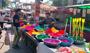 बानसूर में होली त्यौहार पर सजे बाजार, दुकानदार ग्राहकों का कर रहे इंतजार