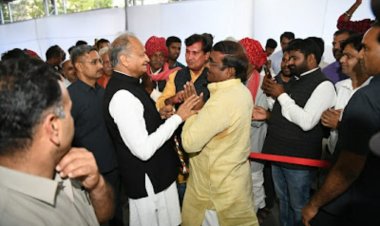 मुख्यमंत्री निवास पर CM गहलोत को भवानी शंकर माली ने होली की दी  बधाई लिया आशीर्वाद