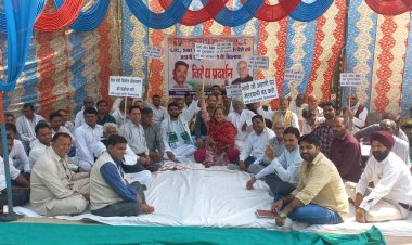 अडानी समूह में निवेश के खिलाफ किया धरना प्रदर्शन