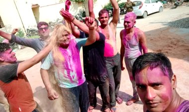 पुलिसकर्मियों ने धूमधाम से मनाई होली :एक दूसरे को दी बधाई - गुलाल लगा कर मनाई होली