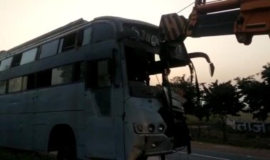 डिवाइडर से टकराई बस:जयपुर -भरतपुर हाइवे पर सड़क हादसे में दो की मौत , तीन दर्जन से अधिक घायल