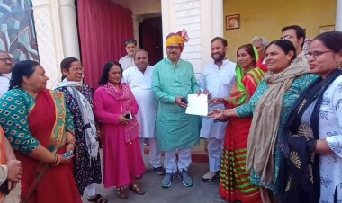 जिला महिला कांग्रेस कमेटी के प्रतिनिधि मंडल ने मंत्री टीकाराम जूली को सौंपा ज्ञापन