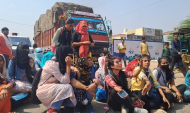 राजकीय महाविद्यालय कठूमर का ताला मिला बंद:विद्यार्थियों ने विरोध प्रदर्शन-रोड जाम करते हुए एसडीम को सौंपा ज्ञापन