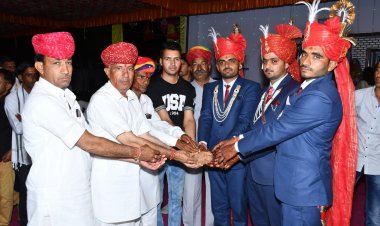 दूल्हों ने पेश की मिसाल, बिना दहेज के शादी, एक रुपया और नारियल ले घर लाए दुल्‍हन