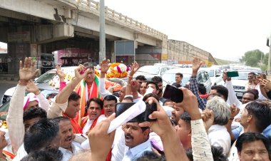 भाजपा कार्यकर्ताओं ने महुआ में भाजपा प्रदेश अध्यक्ष सतीश पूनिया का फूल मालाओं के साथ किया जोरदार स्वागत