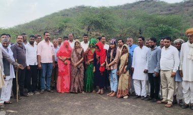 नीमकाथाना को जिला व पौख को नगर पालिका बनाने पर ग्रामीणों ने मिठाइयां बांटकर मनाई खुशियां