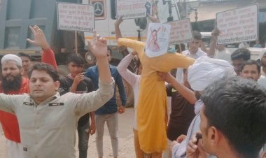 जानलेवा हमले में  गिरफ्तारी का  विरोध:निकाली रैली राज्य मंत्री जाहिदा खान का फूका पुतला