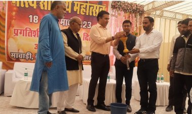 मत्स्य साहित्य महोत्सव की अलवर कलेक्टर डॉ जितेन्द्र कुमार सोनी ने मशाल जलाकर  शुरुआत की