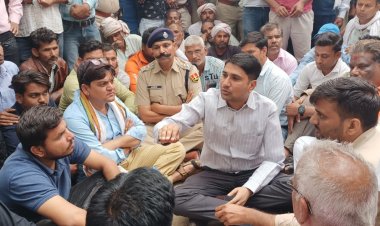 निजी स्कूल की एक बस में शव मिलने से क्षेत्र में फैली सनसनी:गले पर निशान