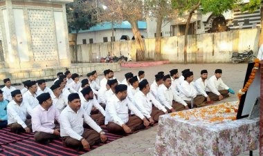 हिंदू नव वर्ष की शुभकामनाएं देते  दिखे दातागंज स्वयंसेवक