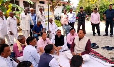 बानसूर में पार्षदों के धरने को पूर्व मंत्री डॉ रोहिताश्व शर्मा ने दिया समर्थन