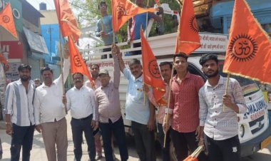 हिंदू नववर्ष के स्वागत में कार्यकर्ताओं ने झंडे वितरित किए