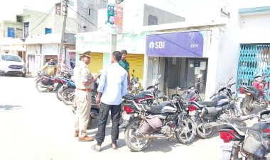 बैंक चेकिंग अभियान परखी सुरक्षा व्यवस्था:वाहन चेकिंग कर पढाया यातायात नियमों का पाठ