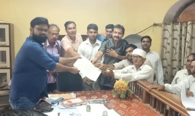 रामगढ़ तहसील परिसर के स्टांप विक्रेताओं ने पंजीयन ऐप को लेकर मुख्यमंत्री के नाम तहसीलदार को सौंपा ज्ञापन