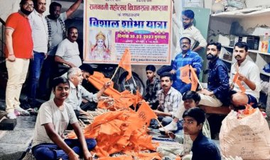 रामनवमी पर भव्य शोभायात्रा हेतु कार्यकर्ताओं ने किए ध्वज तैयार