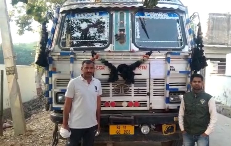 वन विभाग की कार्रवाही :वन विभाग की टीम ने अवैध खनन से भरे दो ट्रक को पकड़ा